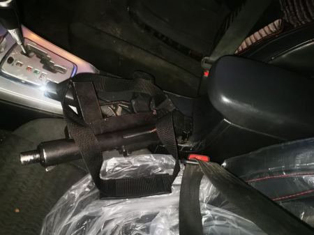 إعتقال شخصين من الخليل بعد العثور على سلاح وذخيرة بحوزتهما